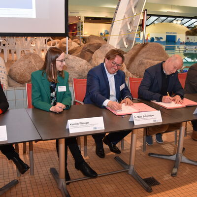 Zur Vertragsunterzeichnung f&uuml;r den Neubau eines Schul- und Vereinsschwimmbades trafen sich die Beteiligten im Ibbenb&uuml;rener Aaseebad. (Foto: Stadt Ibbenb&uuml;ren / Andr&eacute; Elshoff)