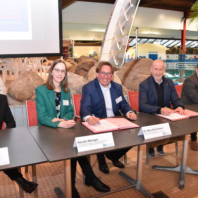 Zur Vertragsunterzeichnung f&uuml;r den Neubau eines Schul- und Vereinsschwimmbades trafen sich die Beteiligten im Ibbenb&uuml;rener Aaseebad. (Foto: Stadt Ibbenb&uuml;ren / Andr&eacute; Elshoff)