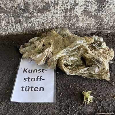Was landet eigentlich so in der Biom&uuml;lltonne? Geh&ouml;rt das da alles hinein? Diesen Fragen gingen die Kontrolleure im Bioenergiepark der EGST nach und haben herausgefunden: Die sogenannten Fehlw&uuml;rfe im Biom&uuml;ll aus Ibbenb&uuml;ren fallen sehr gering aus. (Foto: Stadt Ibbenb&uuml;ren / Max Bertemes)
