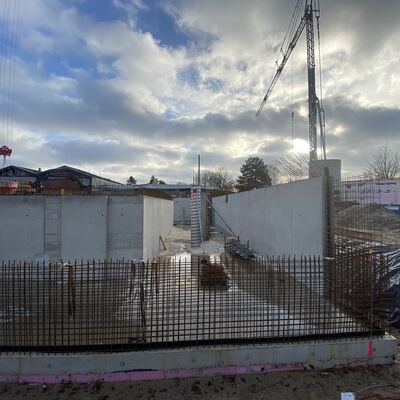 Der Beton flie&szlig;t, die Becken und der Technikkeller nehmen Form an: Auf der Baustelle geht es voran und das zuk&uuml;nftige Sportbad l&auml;sst bereits seine zuk&uuml;nftigen Dimensionen erkennen. (Foto: Stadt Ibbenb&uuml;ren / Max Bertemes)