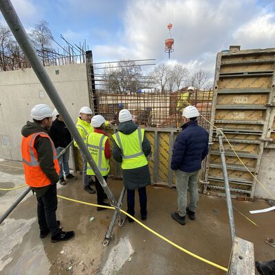 Der Beton flie&szlig;t, die Becken und der Technikkeller nehmen Form an: Auf der Baustelle geht es voran und das zuk&uuml;nftige Sportbad l&auml;sst bereits seine zuk&uuml;nftigen Dimensionen erkennen. (Foto: Stadt Ibbenb&uuml;ren / Max Bertemes)
