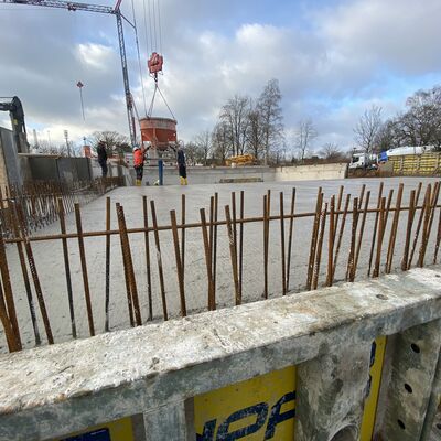 Der Beton flie&szlig;t, die Becken und der Technikkeller nehmen Form an: Auf der Baustelle geht es voran und das zuk&uuml;nftige Sportbad l&auml;sst bereits seine zuk&uuml;nftigen Dimensionen erkennen. (Foto: Stadt Ibbenb&uuml;ren / Max Bertemes)