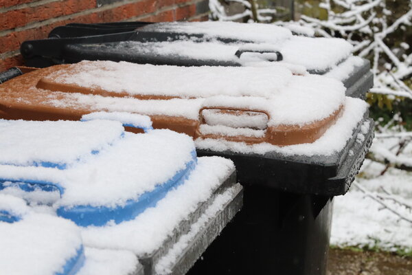 M&uuml;ll Tonne Biom&uuml;ll Schnee Winter