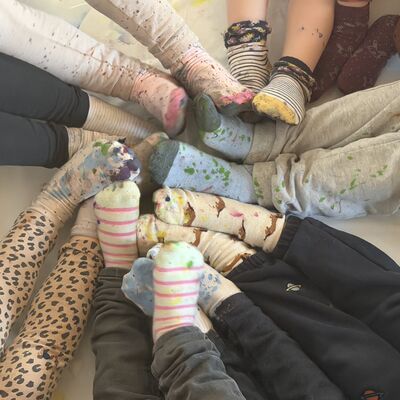 Da blieb keine Socke trocken - und vor allem nicht sauber: Beim Kunstprojekt im st&auml;dtischen Kindergarten Max und Moritz in Kooperation mit der Jugendkunstschule des Pink Pop e.V. hatten die Kinder sichtlich Spa&szlig;. (Foto: Stadt Ibbenb&uuml;ren / Max Bertemes)