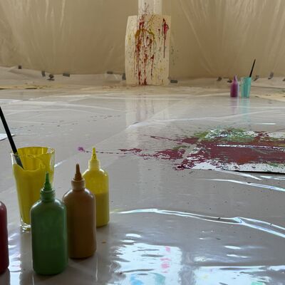 Da blieb keine Socke trocken - und vor allem nicht sauber: Beim Kunstprojekt im st&auml;dtischen Kindergarten Max und Moritz in Kooperation mit der Jugendkunstschule des Pink Pop e.V. hatten die Kinder sichtlich Spa&szlig;. (Foto: Stadt Ibbenb&uuml;ren / Max Bertemes)