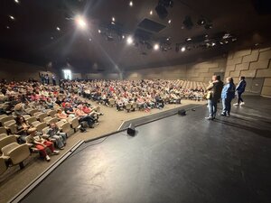 20260423 - &raquo;Checker Tobi&laquo; auf der Leinwand im B&uuml;rgerhaus