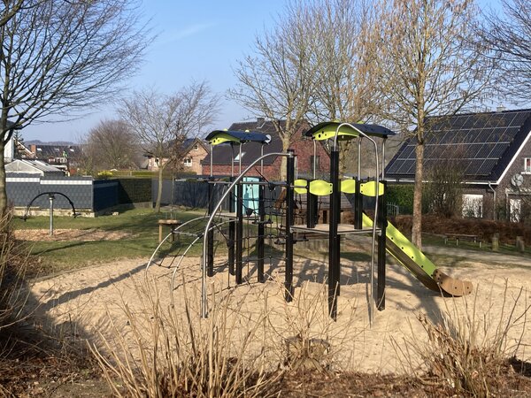 20260507 - Spielplatz Hauffstra&szlig;e: Rund 50 N&auml;gel und Schrauben entdeckt