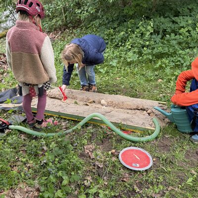 An eigens bereitgestellten Modellen konnten die jungen Teilnehmerinnen und Teilnehmer spielerische Einblicke in die Gew&auml;sserplanung gewinnen. (Foto: Stadt Ibbenb&uuml;ren / Max Bertemes)