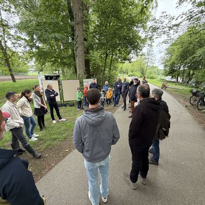 Was bedeutet es, wenn ein Fluss naturnah umgestaltet wird? Dieser Frage gingen die Teilnehmenden bei einer Beteiligungsveranstaltung zum geplanten Umbau des Sandfangs am Aasee nach. (Foto: Stadt Ibbenb&uuml;ren / Max Bertemes)