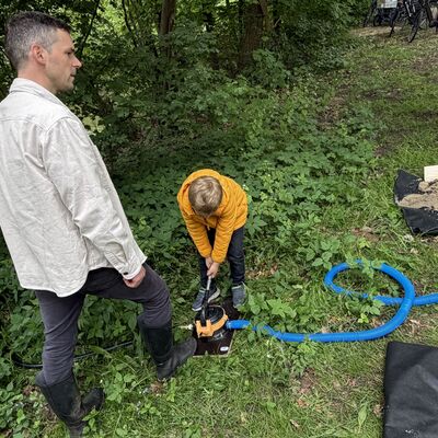 Was bedeutet es, wenn ein Fluss naturnah umgestaltet wird? Dieser Frage gingen die Teilnehmenden bei einer Beteiligungsveranstaltung zum geplanten Umbau des Sandfangs am Aasee nach. (Foto: Stadt Ibbenb&uuml;ren / Max Bertemes)