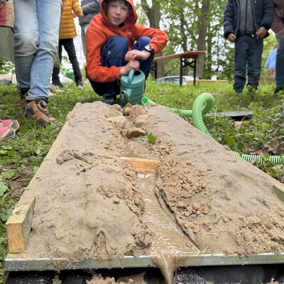 Was bedeutet es, wenn ein Fluss naturnah umgestaltet wird? Dieser Frage gingen die Teilnehmenden bei einer Beteiligungsveranstaltung zum geplanten Umbau des Sandfangs am Aasee nach. (Foto: Stadt Ibbenb&uuml;ren / Max Bertemes)