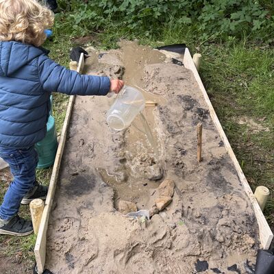 Was bedeutet es, wenn ein Fluss naturnah umgestaltet wird? Dieser Frage gingen die Teilnehmenden bei einer Beteiligungsveranstaltung zum geplanten Umbau des Sandfangs am Aasee nach. (Foto: Stadt Ibbenb&uuml;ren / Max Bertemes)