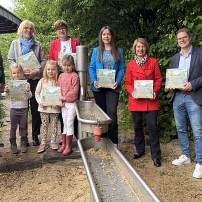 20260515 - Verbraucherzentrale NRW schenkt Ibbenb&uuml;rener Kitas Wimmelb&uuml;cher