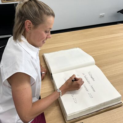 Impressionen von Larissa Jaspers Eintrag ins Goldene Buch der Stadt Ibbenb&uuml;ren (Foto: Stadt Ibbenb&uuml;ren / Andr&eacute; Elshoff)