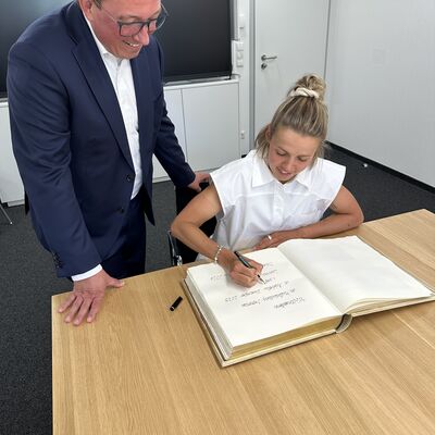 Impressionen von Larissa Jaspers Eintrag ins Goldene Buch der Stadt Ibbenb&uuml;ren (Foto: Stadt Ibbenb&uuml;ren / Andr&eacute; Elshoff)