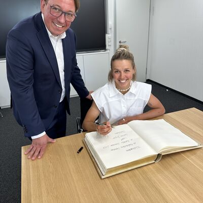 Impressionen von Larissa Jaspers Eintrag ins Goldene Buch der Stadt Ibbenb&uuml;ren (Foto: Stadt Ibbenb&uuml;ren / Andr&eacute; Elshoff)