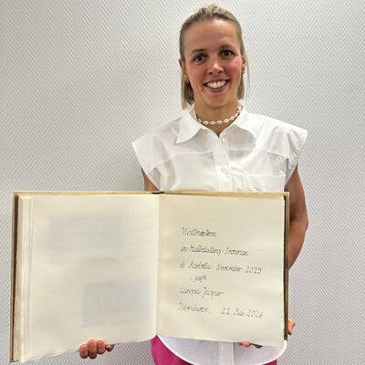 Impressionen von Larissa Jaspers Eintrag ins Goldene Buch der Stadt Ibbenb&uuml;ren (Foto: Stadt Ibbenb&uuml;ren / Andr&eacute; Elshoff)