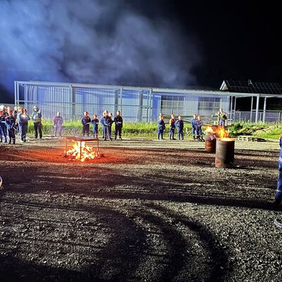 Insgesamt 28 Jugendliche erlebten beim Berufsfeuerwehrtag der Jugendfeuerwehr Ibbenb&uuml;ren einen abwechslungsreichen Tag ganz im Stil einer Berufsfeuerwehr und konnten den Wachalltag hautnah kennenlernen. (Foto: Feuerwehr Ibbenb&uuml;ren)