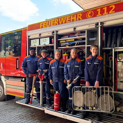 Insgesamt 28 Jugendliche erlebten beim Berufsfeuerwehrtag der Jugendfeuerwehr Ibbenb&uuml;ren einen abwechslungsreichen Tag ganz im Stil einer Berufsfeuerwehr und konnten den Wachalltag hautnah kennenlernen. (Foto: Feuerwehr Ibbenb&uuml;ren)