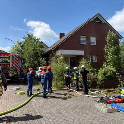 Insgesamt 28 Jugendliche erlebten beim Berufsfeuerwehrtag der Jugendfeuerwehr Ibbenb&uuml;ren einen abwechslungsreichen Tag ganz im Stil einer Berufsfeuerwehr und konnten den Wachalltag hautnah kennenlernen. (Foto: Feuerwehr Ibbenb&uuml;ren)