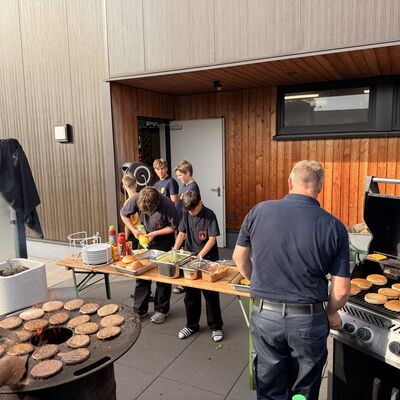 Insgesamt 28 Jugendliche erlebten beim Berufsfeuerwehrtag der Jugendfeuerwehr Ibbenb&uuml;ren einen abwechslungsreichen Tag ganz im Stil einer Berufsfeuerwehr und konnten den Wachalltag hautnah kennenlernen. (Foto: Feuerwehr Ibbenb&uuml;ren)