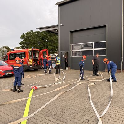 Insgesamt 28 Jugendliche erlebten beim Berufsfeuerwehrtag der Jugendfeuerwehr Ibbenb&uuml;ren einen abwechslungsreichen Tag ganz im Stil einer Berufsfeuerwehr und konnten den Wachalltag hautnah kennenlernen. (Foto: Feuerwehr Ibbenb&uuml;ren)