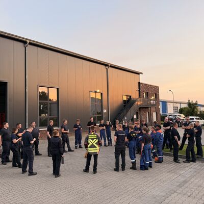 Insgesamt 28 Jugendliche erlebten beim Berufsfeuerwehrtag der Jugendfeuerwehr Ibbenb&uuml;ren einen abwechslungsreichen Tag ganz im Stil einer Berufsfeuerwehr und konnten den Wachalltag hautnah kennenlernen. (Foto: Feuerwehr Ibbenb&uuml;ren)