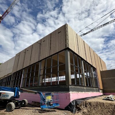 Das neue Sportbad nimmt zunehmend sichtbar Gestalt an. (Foto: Stadt Ibbenb&uuml;ren / Andr&eacute; Elshoff)