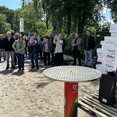 Zahlreiche G&auml;ste begr&uuml;&szlig;te B&uuml;rgermeister Dr. Marc Schrameyer (r.) zum Richtfest. Diese nutzten die Gelegenheit, sich das Bad aus n&auml;chster N&auml;he anzuschauen. (Foto: Stadt Ibbenb&uuml;ren / Andr&eacute; Elshoff)