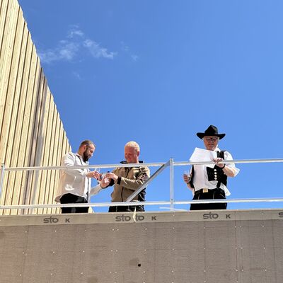 Kein Richtfest ohne Richtspruch: Hierf&uuml;r zeichnete Zimmermann Manfred Sch&ouml;ttler (r.) von der am Bau des Sportbads beteiligten Firma Holzbauwerk Sch&ouml;ttler aus Velen-Ramsdorf. (Foto: Stadt Ibbenb&uuml;ren / Andr&eacute; Elshoff)