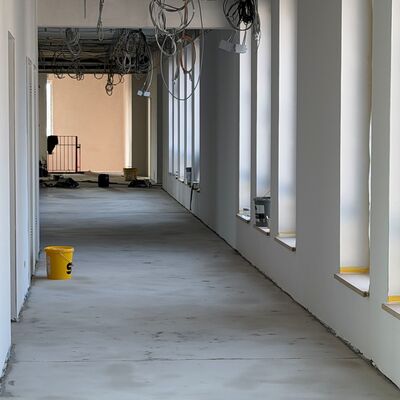 An der einen oder anderen Stelle verr&auml;t der Neubau der Johannes-Bosco-Schule noch seine j&uuml;ngste Vergangenheit als Baustelle. Insgesamt sind die Arbeiten jedoch weit fortgeschritten, sodass die neuen R&auml;ume bereits in den Sommerferien mit Leben gef&uuml;llt werden sollen. (Foto: Stadt Ibbenb&uuml;ren / Max Bertemes)