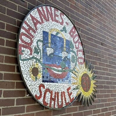 An der einen oder anderen Stelle verr&auml;t der Neubau der Johannes-Bosco-Schule noch seine j&uuml;ngste Vergangenheit als Baustelle. Insgesamt sind die Arbeiten jedoch weit fortgeschritten, sodass die neuen R&auml;ume bereits in den Sommerferien mit Leben gef&uuml;llt werden sollen. (Foto: Stadt Ibbenb&uuml;ren / Max Bertemes)