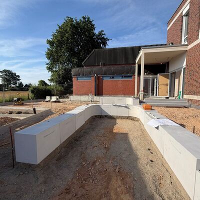 An der einen oder anderen Stelle verr&auml;t der Neubau der Johannes-Bosco-Schule noch seine j&uuml;ngste Vergangenheit als Baustelle. Insgesamt sind die Arbeiten jedoch weit fortgeschritten, sodass die neuen R&auml;ume bereits in den Sommerferien mit Leben gef&uuml;llt werden sollen. (Foto: Stadt Ibbenb&uuml;ren / Max Bertemes)