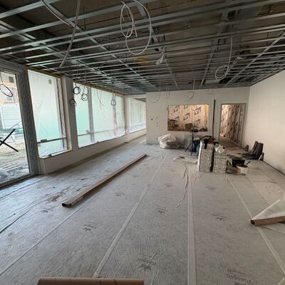 An der einen oder anderen Stelle verr&auml;t der Neubau der Johannes-Bosco-Schule noch seine j&uuml;ngste Vergangenheit als Baustelle. Insgesamt sind die Arbeiten jedoch weit fortgeschritten, sodass die neuen R&auml;ume bereits in den Sommerferien mit Leben gef&uuml;llt werden sollen. (Foto: Stadt Ibbenb&uuml;ren / Max Bertemes)