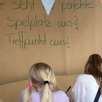 Rund 150 Kinder und Jugendliche waren der Einladung der Stadt Ibbenb&uuml;ren zum Mit.Mach.Markt ins B&uuml;rgerhaus gefolgt. Dort brachten sie ihre W&uuml;nsche und Ideen f&uuml;r ihre Stadt ein und kamen mit Vertreterinnen und Vertretern aus Verwaltung und Politik ins Gespr&auml;ch. (Foto: Stadt Ibbenb&uuml;ren / Max Bertemes)