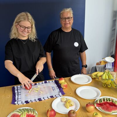Rund 150 Kinder und Jugendliche waren der Einladung der Stadt Ibbenb&uuml;ren zum Mit.Mach.Markt ins B&uuml;rgerhaus gefolgt. Dort brachten sie ihre W&uuml;nsche und Ideen f&uuml;r ihre Stadt ein und kamen mit Vertreterinnen und Vertretern aus Verwaltung und Politik ins Gespr&auml;ch. (Foto: Stadt Ibbenb&uuml;ren / Max Bertemes)