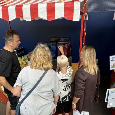 Rund 150 Kinder und Jugendliche waren der Einladung der Stadt Ibbenb&uuml;ren zum Mit.Mach.Markt ins B&uuml;rgerhaus gefolgt. Dort brachten sie ihre W&uuml;nsche und Ideen f&uuml;r ihre Stadt ein und kamen mit Vertreterinnen und Vertretern aus Verwaltung und Politik ins Gespr&auml;ch. (Foto: Stadt Ibbenb&uuml;ren / Max Bertemes)