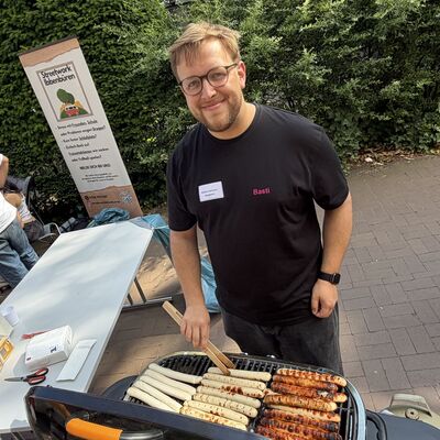 Rund 150 Kinder und Jugendliche waren der Einladung der Stadt Ibbenb&uuml;ren zum Mit.Mach.Markt ins B&uuml;rgerhaus gefolgt. Dort brachten sie ihre W&uuml;nsche und Ideen f&uuml;r ihre Stadt ein und kamen mit Vertreterinnen und Vertretern aus Verwaltung und Politik ins Gespr&auml;ch. (Foto: Stadt Ibbenb&uuml;ren / Max Bertemes)