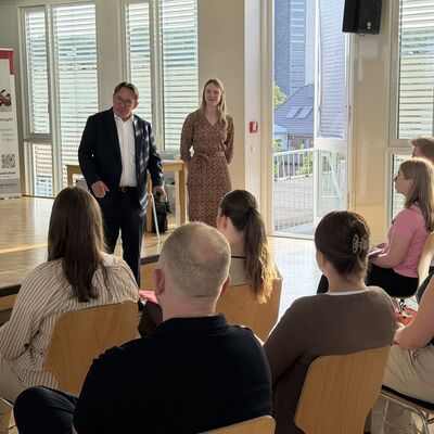 Die neuen Auszubildenden der Stadt Ibbenb&uuml;ren wurden im Saal des Kulturhauses zum Start ihrer Ausbildung begr&uuml;&szlig;t. (Foto: Stadt Ibbenb&uuml;ren / Max Bertemes)