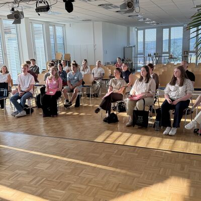 Die neuen Auszubildenden der Stadt Ibbenb&uuml;ren wurden im Saal des Kulturhauses zum Start ihrer Ausbildung begr&uuml;&szlig;t. (Foto: Stadt Ibbenb&uuml;ren / Max Bertemes)