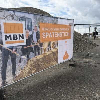 Impressionen vom symbolischen ersten Spatenstich: Die Geberit Gruppe hat am Donnerstag, 6. August 2026, offiziell den Bau ihres neuen Distributionszentrums im I-NOVA Park begonnen. Foto: Stadt Ibbenb&uuml;ren / Christina H&uuml;sken)