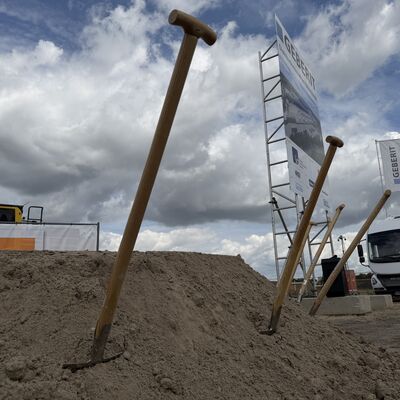 Impressionen vom symbolischen ersten Spatenstich: Die Geberit Gruppe hat am Donnerstag, 6. August 2026, offiziell den Bau ihres neuen Distributionszentrums im I-NOVA Park begonnen. Foto: Stadt Ibbenb&uuml;ren / Christina H&uuml;sken)