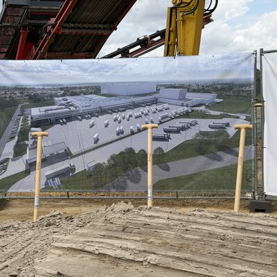 Impressionen vom symbolischen ersten Spatenstich: Die Geberit Gruppe hat am Donnerstag, 6. August 2026, offiziell den Bau ihres neuen Distributionszentrums im I-NOVA Park begonnen. Foto: Stadt Ibbenb&uuml;ren / Christina H&uuml;sken)