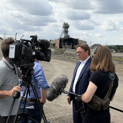 Impressionen vom symbolischen ersten Spatenstich: Die Geberit Gruppe hat am Donnerstag, 6. August 2026, offiziell den Bau ihres neuen Distributionszentrums im I-NOVA Park begonnen. Foto: Stadt Ibbenb&uuml;ren / Christina H&uuml;sken)