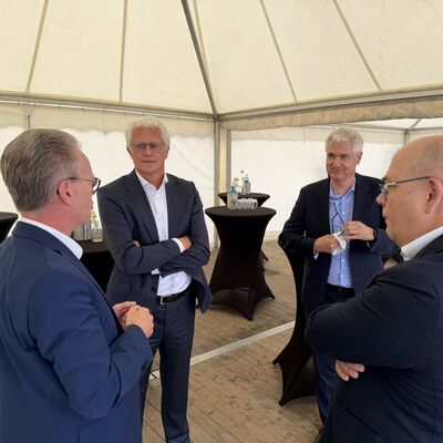 Impressionen vom symbolischen ersten Spatenstich: Die Geberit Gruppe hat am Donnerstag, 6. August 2026, offiziell den Bau ihres neuen Distributionszentrums im I-NOVA Park begonnen. Foto: Stadt Ibbenb&uuml;ren / Christina H&uuml;sken)