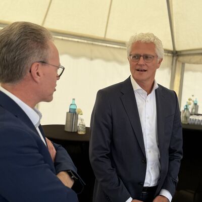 Impressionen vom symbolischen ersten Spatenstich: Die Geberit Gruppe hat am Donnerstag, 6. August 2026, offiziell den Bau ihres neuen Distributionszentrums im I-NOVA Park begonnen. Foto: Stadt Ibbenb&uuml;ren / Christina H&uuml;sken)