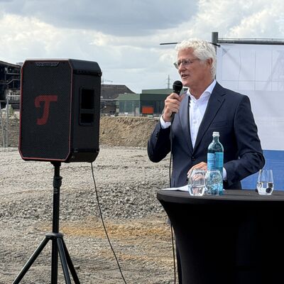 Impressionen vom symbolischen ersten Spatenstich: Die Geberit Gruppe hat am Donnerstag, 6. August 2026, offiziell den Bau ihres neuen Distributionszentrums im I-NOVA Park begonnen. Foto: Stadt Ibbenb&uuml;ren / Christina H&uuml;sken)