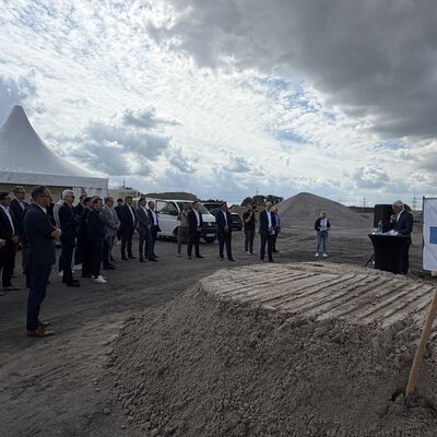 Impressionen vom symbolischen ersten Spatenstich: Die Geberit Gruppe hat am Donnerstag, 6. August 2026, offiziell den Bau ihres neuen Distributionszentrums im I-NOVA Park begonnen. Foto: Stadt Ibbenb&uuml;ren / Christina H&uuml;sken)