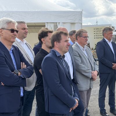 Impressionen vom symbolischen ersten Spatenstich: Die Geberit Gruppe hat am Donnerstag, 6. August 2026, offiziell den Bau ihres neuen Distributionszentrums im I-NOVA Park begonnen. Foto: Stadt Ibbenb&uuml;ren / Christina H&uuml;sken)