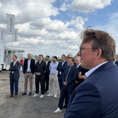 Impressionen vom symbolischen ersten Spatenstich: Die Geberit Gruppe hat am Donnerstag, 6. August 2026, offiziell den Bau ihres neuen Distributionszentrums im I-NOVA Park begonnen. Foto: Stadt Ibbenb&uuml;ren / Christina H&uuml;sken)